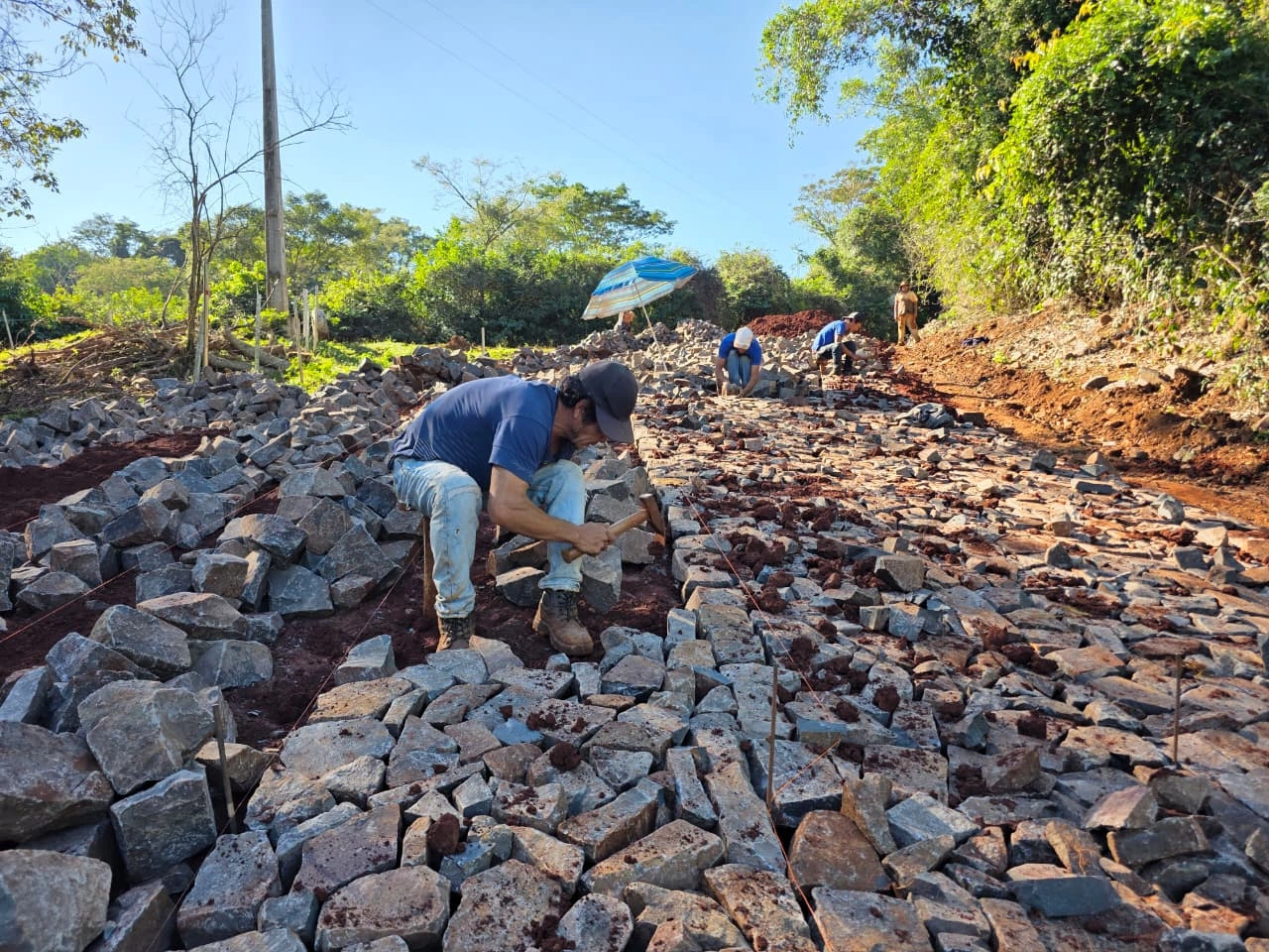 Iniciada a pavimentação poliédrica em trecho da estrada da Linha Gaúcha até a avenida Rio Grande do Sul