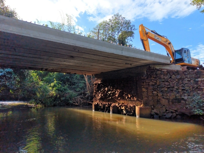 Nova ponte entre Mercedes e Marechal ganha vigas de concreto