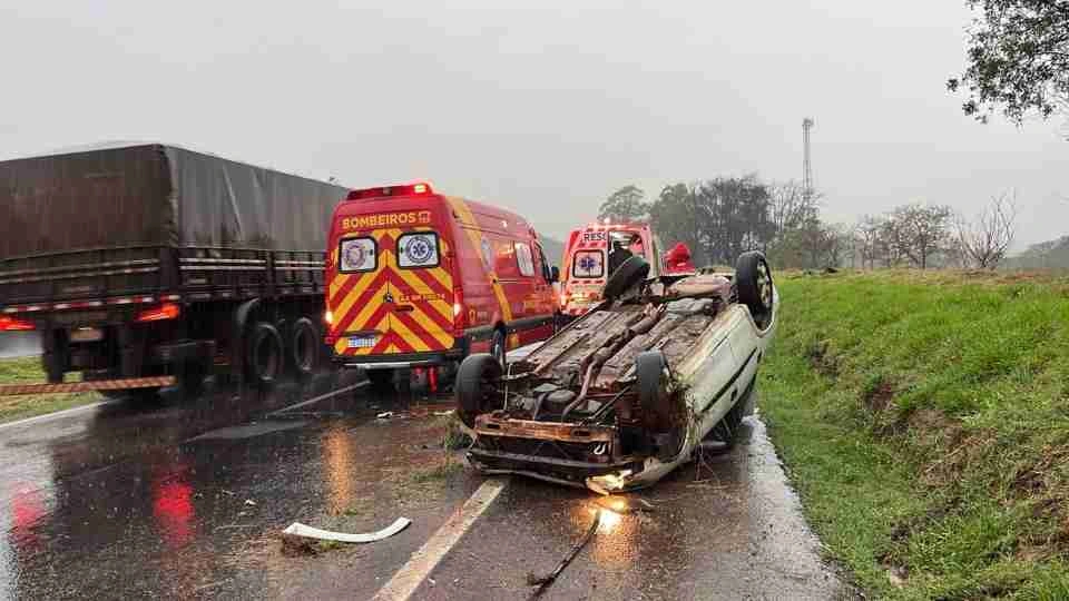 Carro capota na BR-163 em Cascavel e mulher sofre ferimento na cabeça