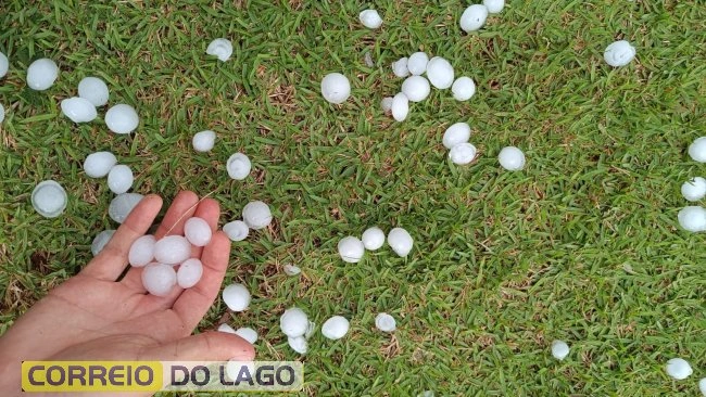 Granizo atinge São Roque e chama a atenção de moradores em Santa Helena
