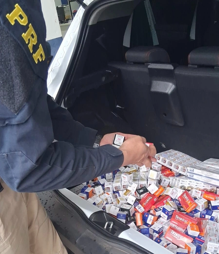 PRF apreende medicamentos estrangeiros em carro de escolta armada na BR-277, em Cascavel (PR)